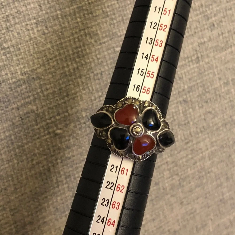 Vintage 925 sterling silver black & red stones & marcasite 8.25-8.5